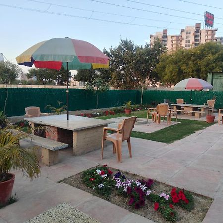 Villa In Vrindavan, Hare Krishna M Kültér fotó