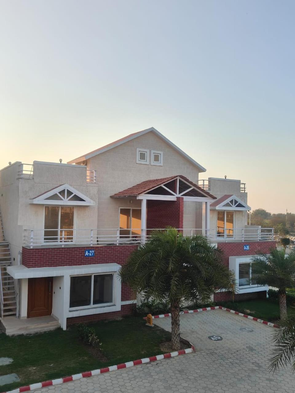 Villa In Vrindavan, Hare Krishna M Kültér fotó