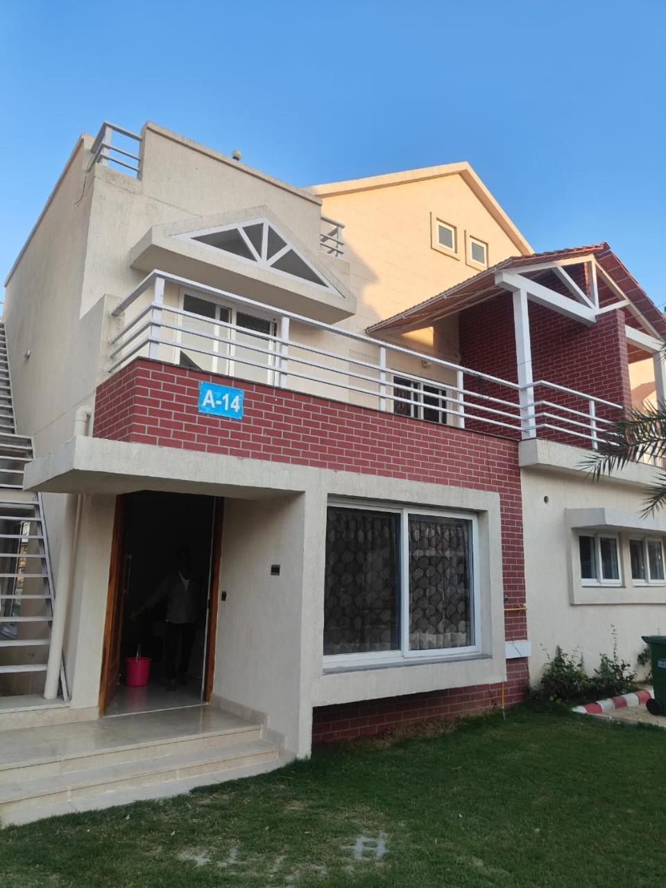Villa In Vrindavan, Hare Krishna M Kültér fotó