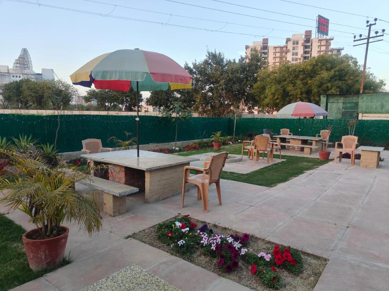 Villa In Vrindavan, Hare Krishna M Kültér fotó